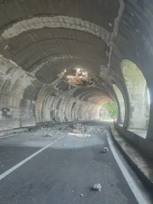 Il soffitto della galleria è un po' danneggiato.